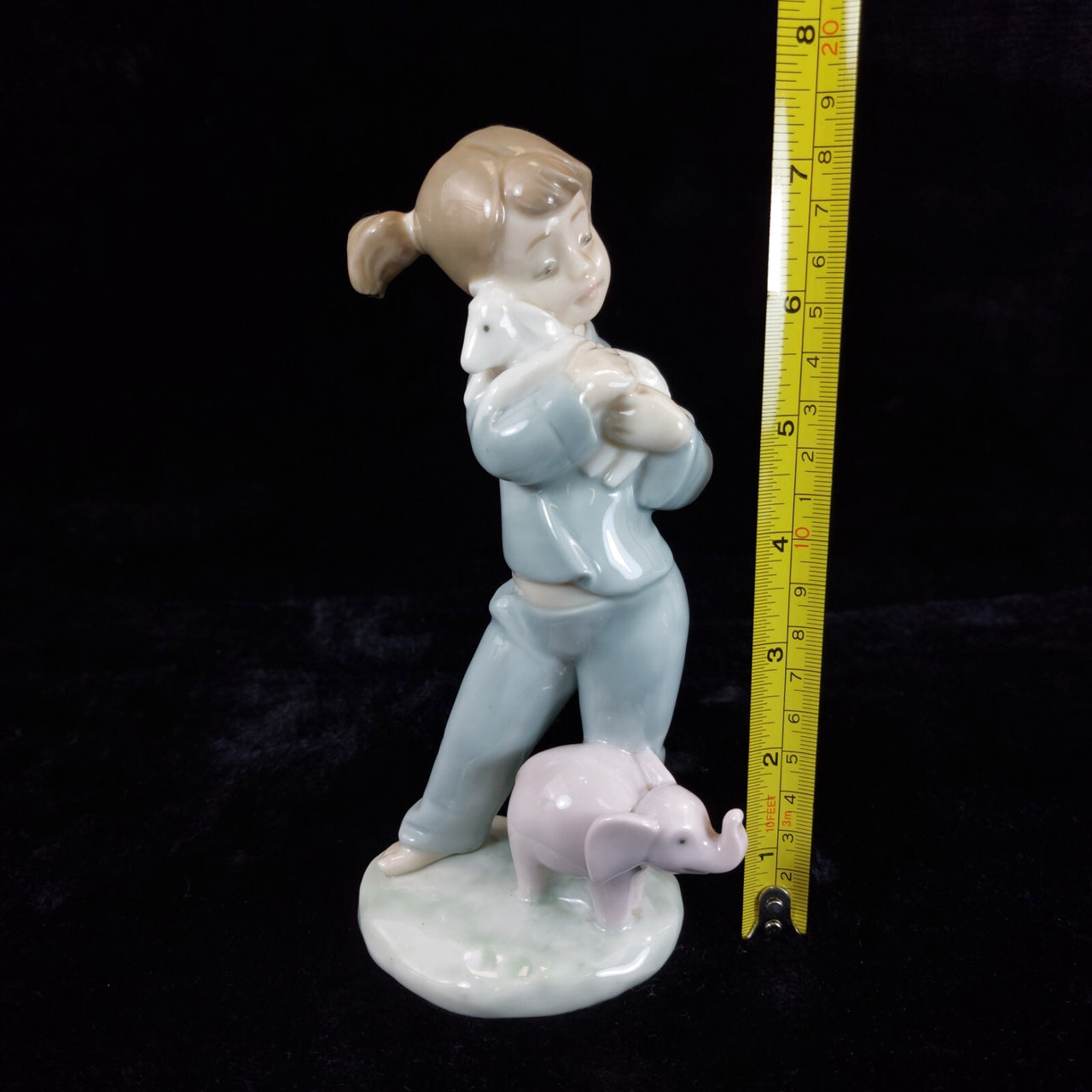 Retired Charming NAO by Lladró Figurine Girl with Elephant bookcase (1980) figur3