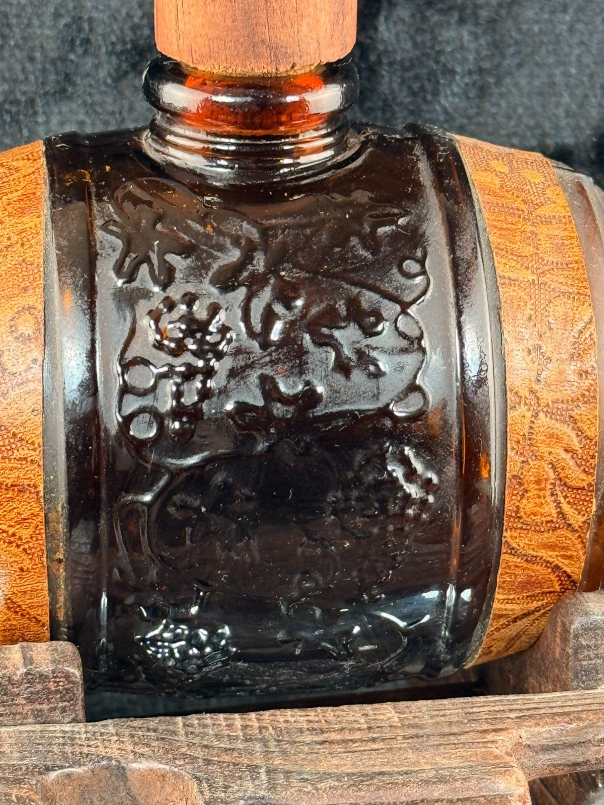 Vintage Amber Glass Barrel Decanter Set with Tap 3 Glasses Tray & Wood Stand13