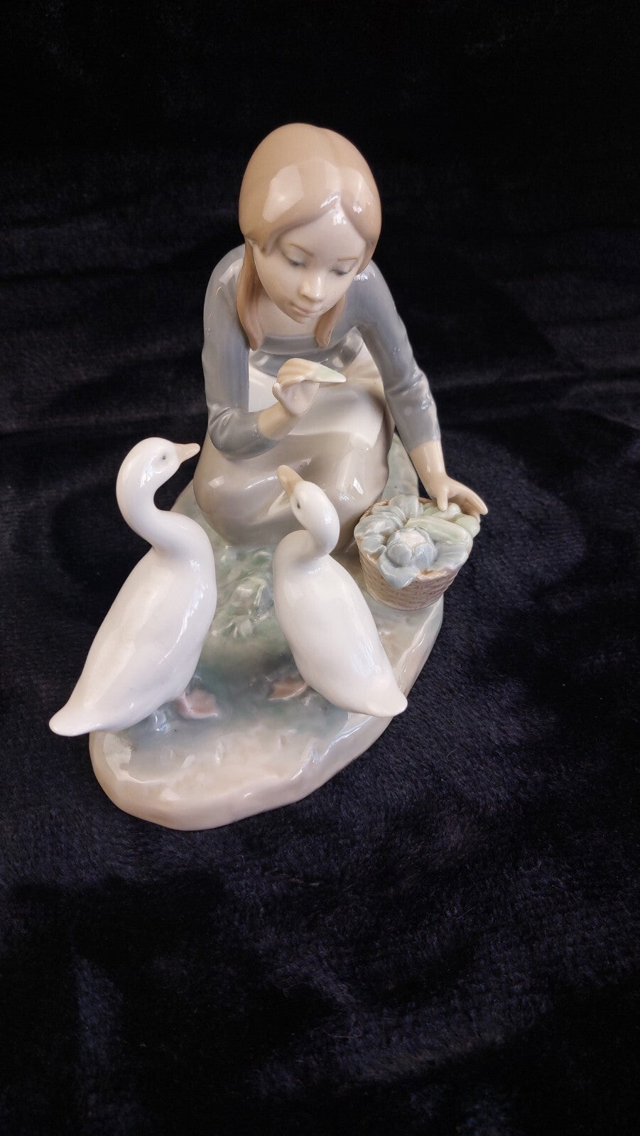 Lladro Girl Feeding Geese Porcelain Figurine 1278g Glazed Ducks bookcase decor7
