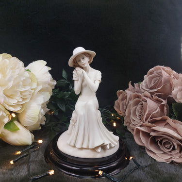 Leonardo Collection Figurine Annie Rowe Sitting  7.5