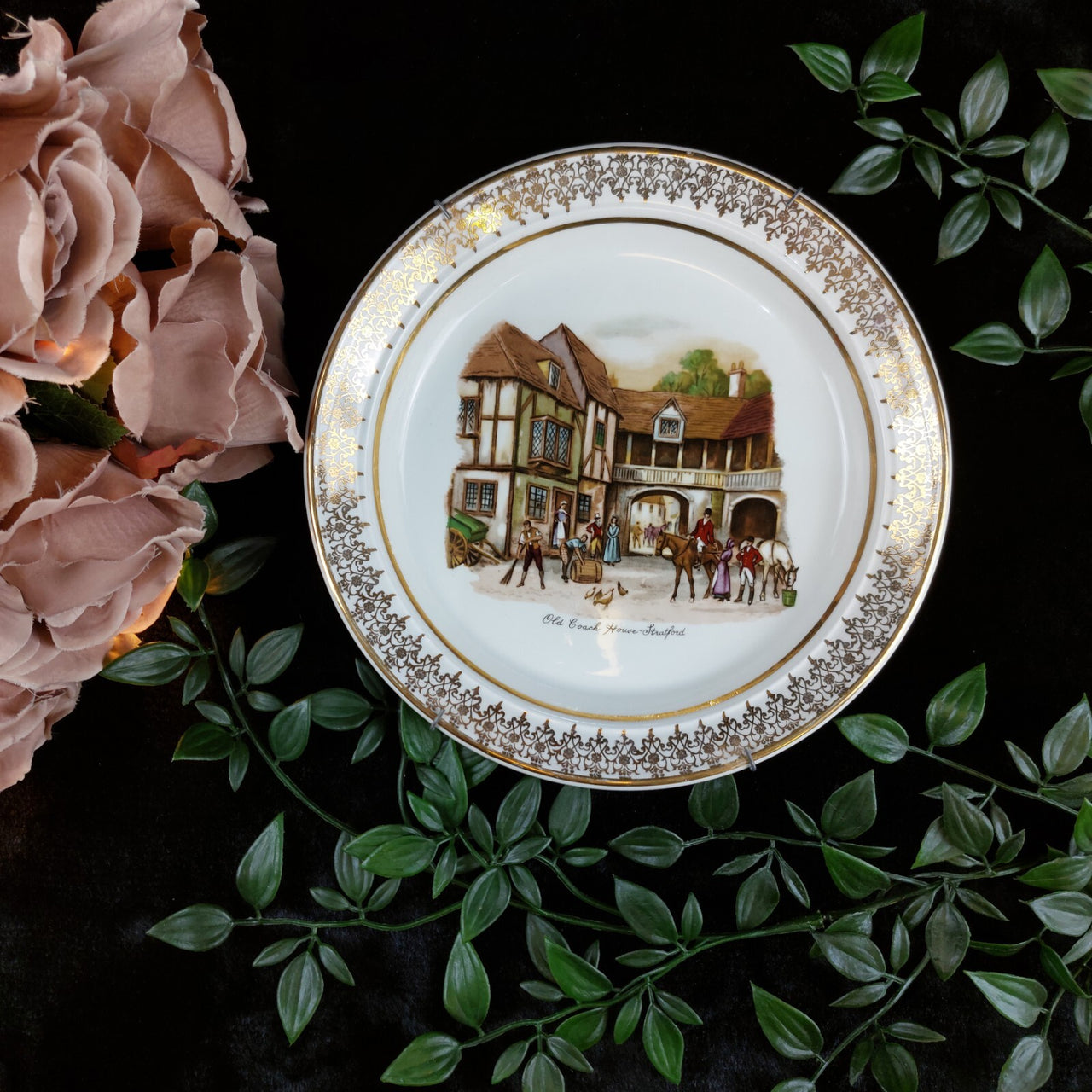 Old Coach House Stratford Decorative Ceramic Plate Gold Trim 8.5in Wall Hanger1