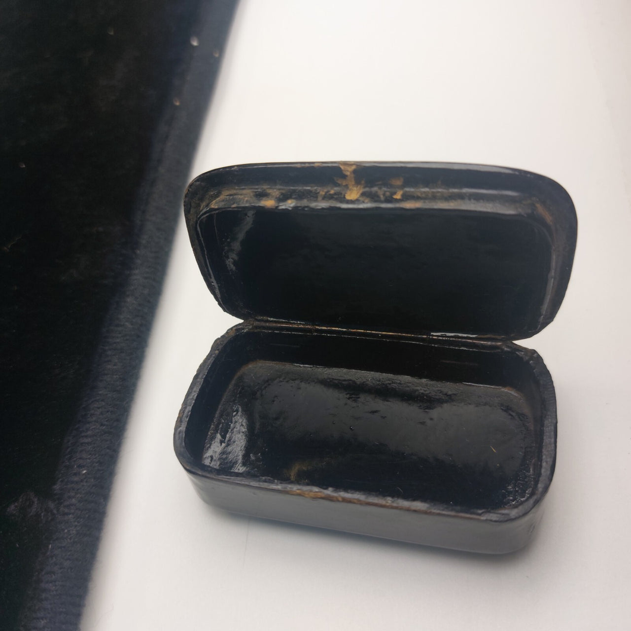 19th century- Victorian Lacquered Snuff Box – Gold with Black Detailing Antique7