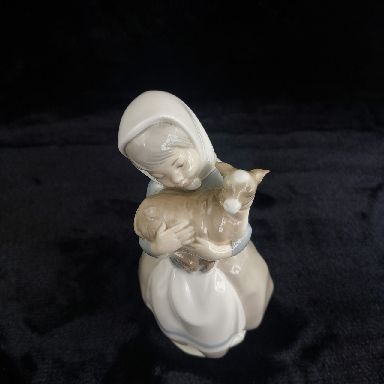 Nao by Lladro Girl Figurine Spain Holding Lamb Animal Farm bookcase decor Lladró3