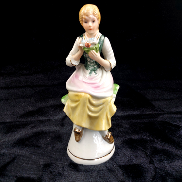 Capodimonte Porcelain Figurine Seated Girl Flowers Yellow Pink Gold 7.5in decor0