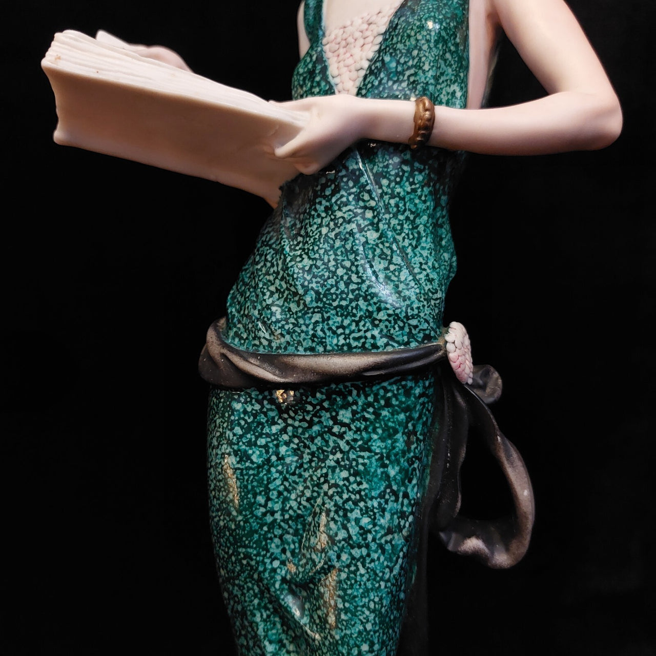 Elegant "Lady Reading" figurine Giuseppe Armani Florence Sculpture library decor11