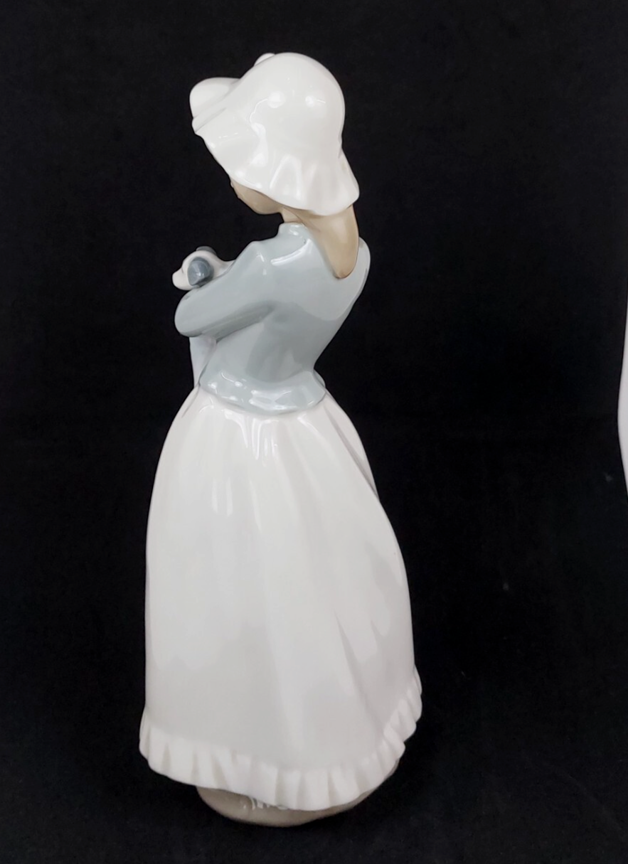 Nao Girl Lladro Cuddling Puppy Figurine Blanket Porcelain firreplace decor Spain2