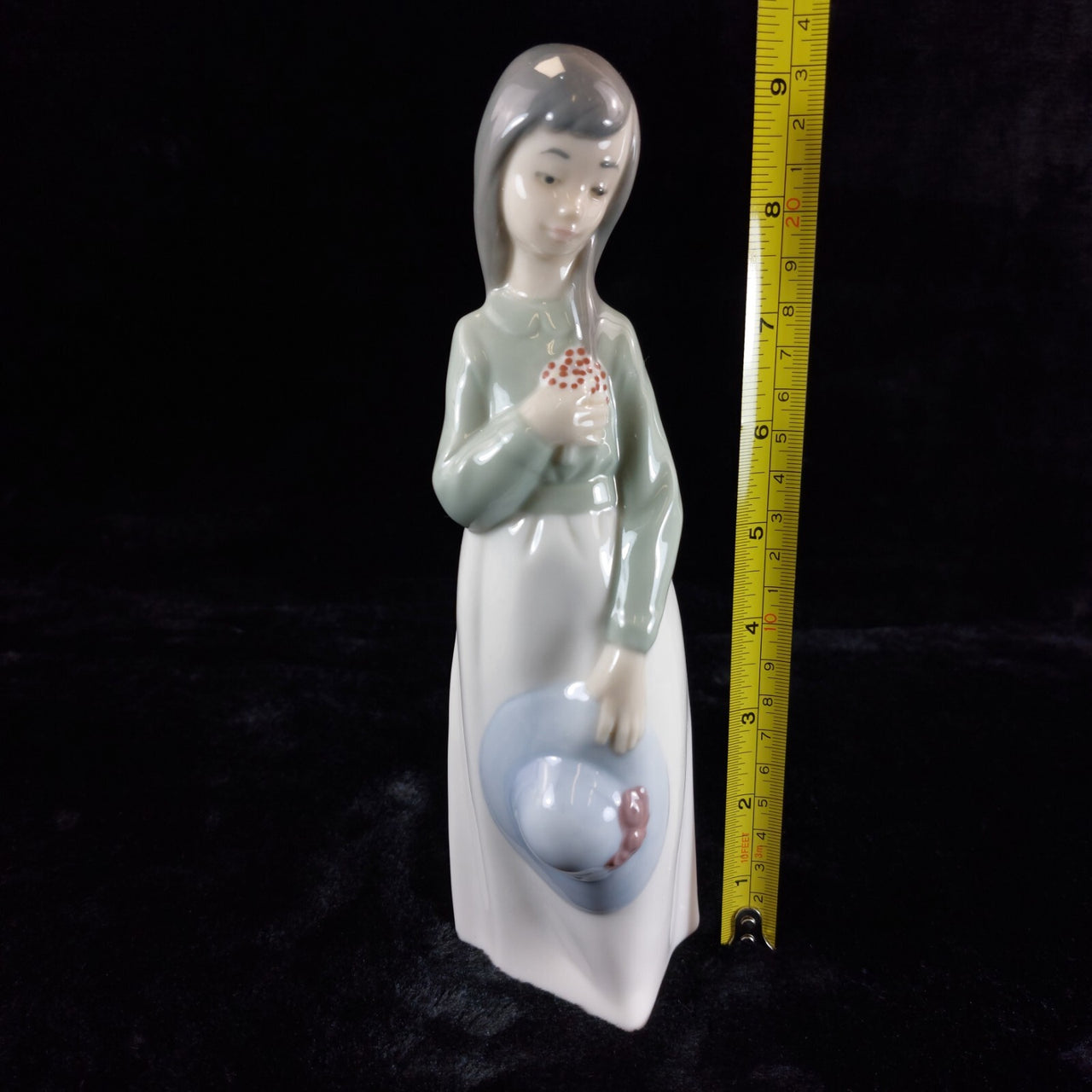Beautiful NAO by Lladró Figurine Girl with Flowers and Hat bookcase (1990) figur2
