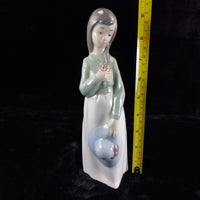 Thumbnail for Beautiful NAO by Lladró Figurine Girl with Flowers and Hat bookcase (1990) figur2