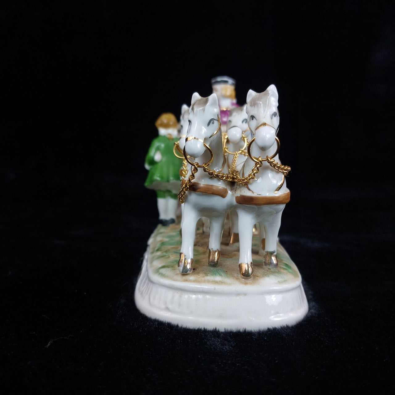 Porcelain horse- marriage proposal scene 70s Drawn Carriage Vintage Music Box.11