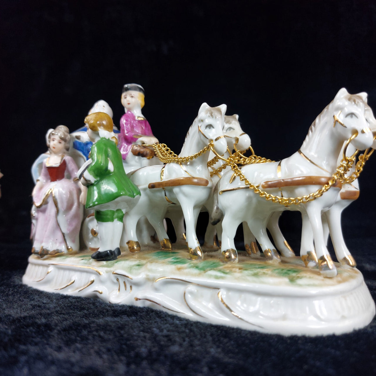 Porcelain horse- marriage proposal scene 70s Drawn Carriage Vintage Music Box.5
