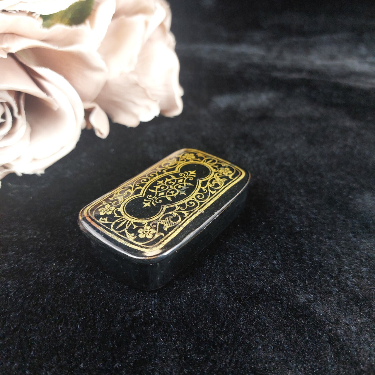 19th century- Victorian Lacquered Snuff Box – Gold with Black Detailing Antique2