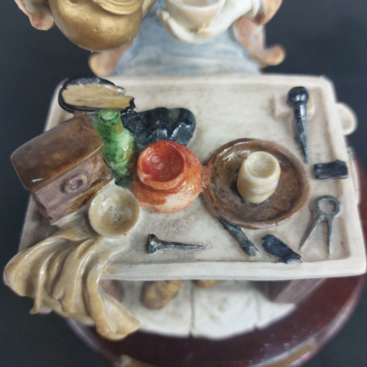 Leonardo Collection Figurine "The Tea Break" Porcelain Resin Presenting3
