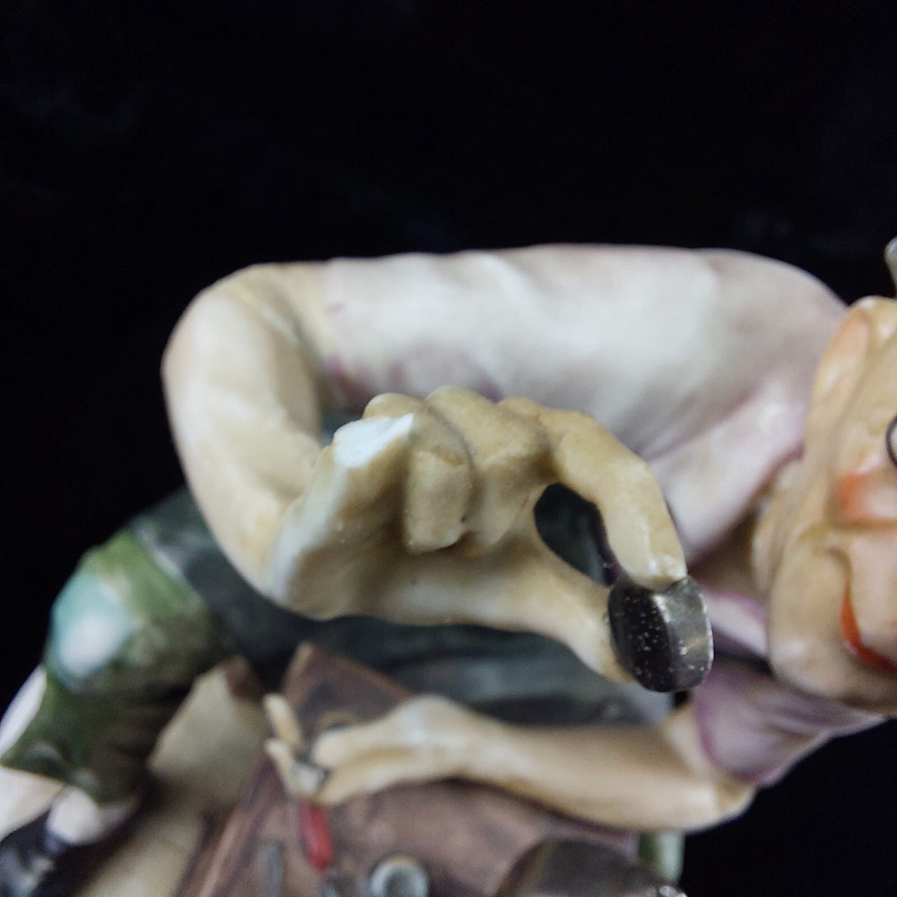 Porcelain of watchmaker a CAPODIMONTE. Antonio Benni. Is Finger Broken, chipped5