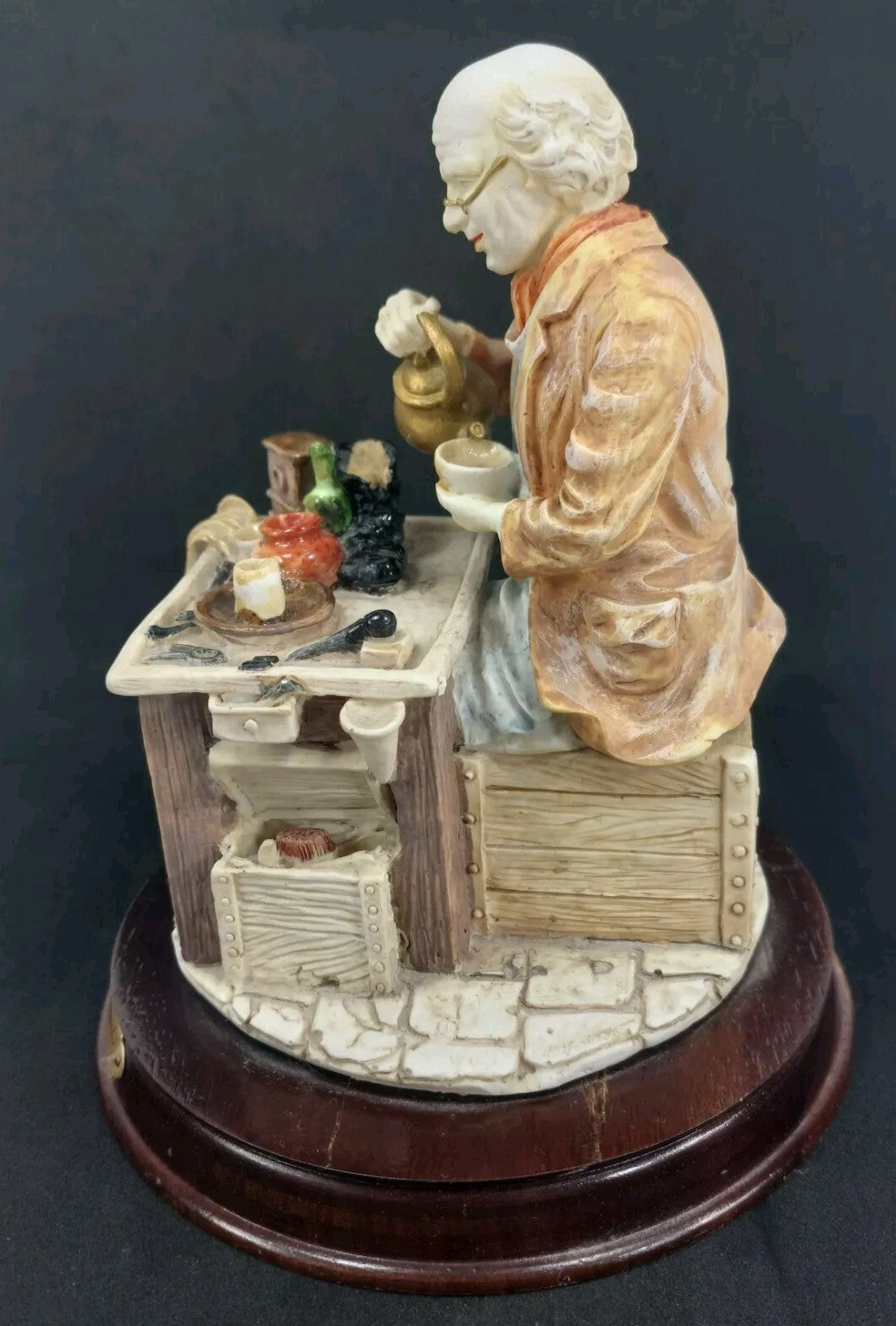 Leonardo Collection Figurine "The Tea Break" Porcelain Resin Presenting5