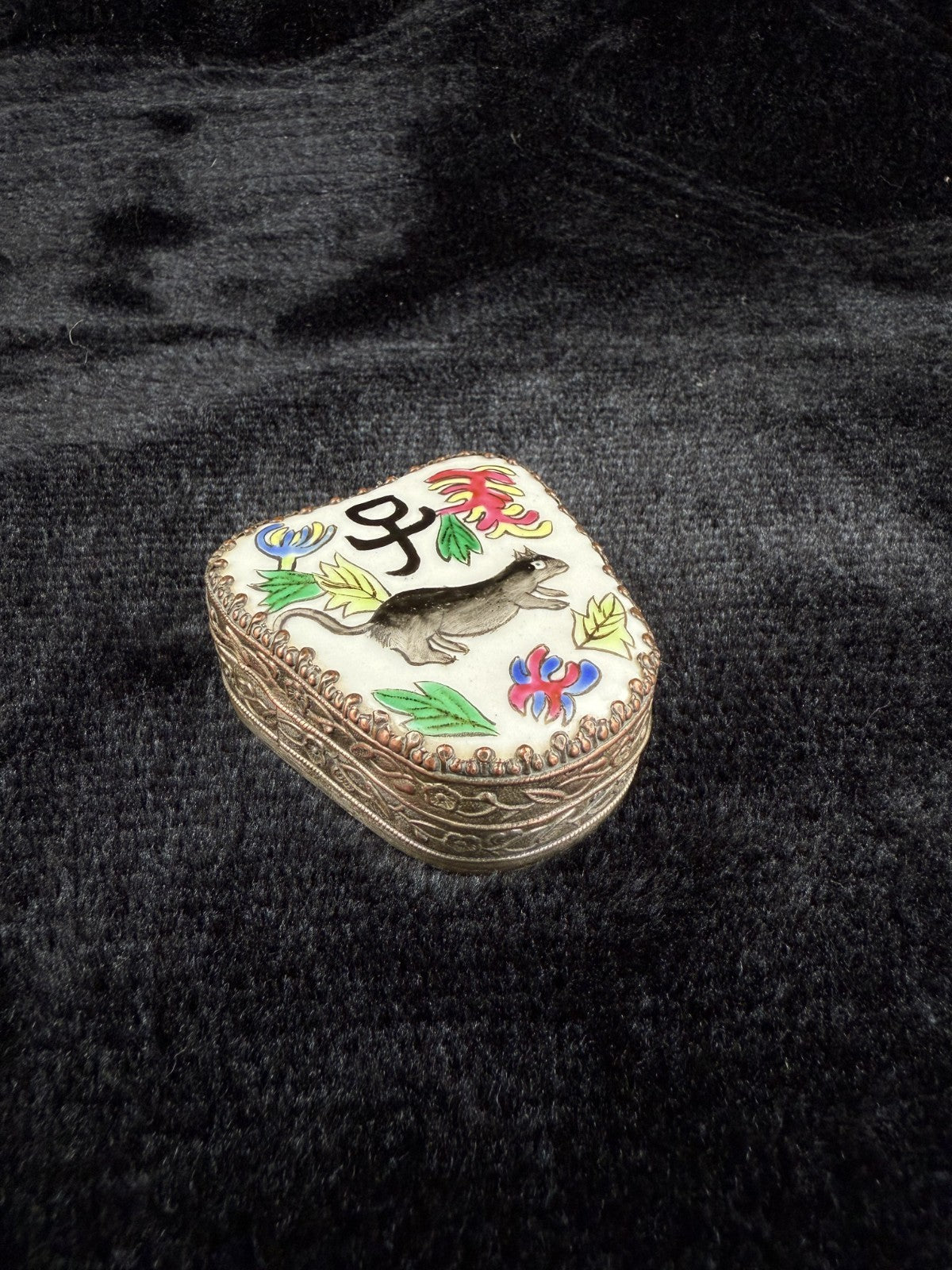 Chinese Odd Shaped Little Trinket Box With Mirrored Lid Porcelain Top decor.5