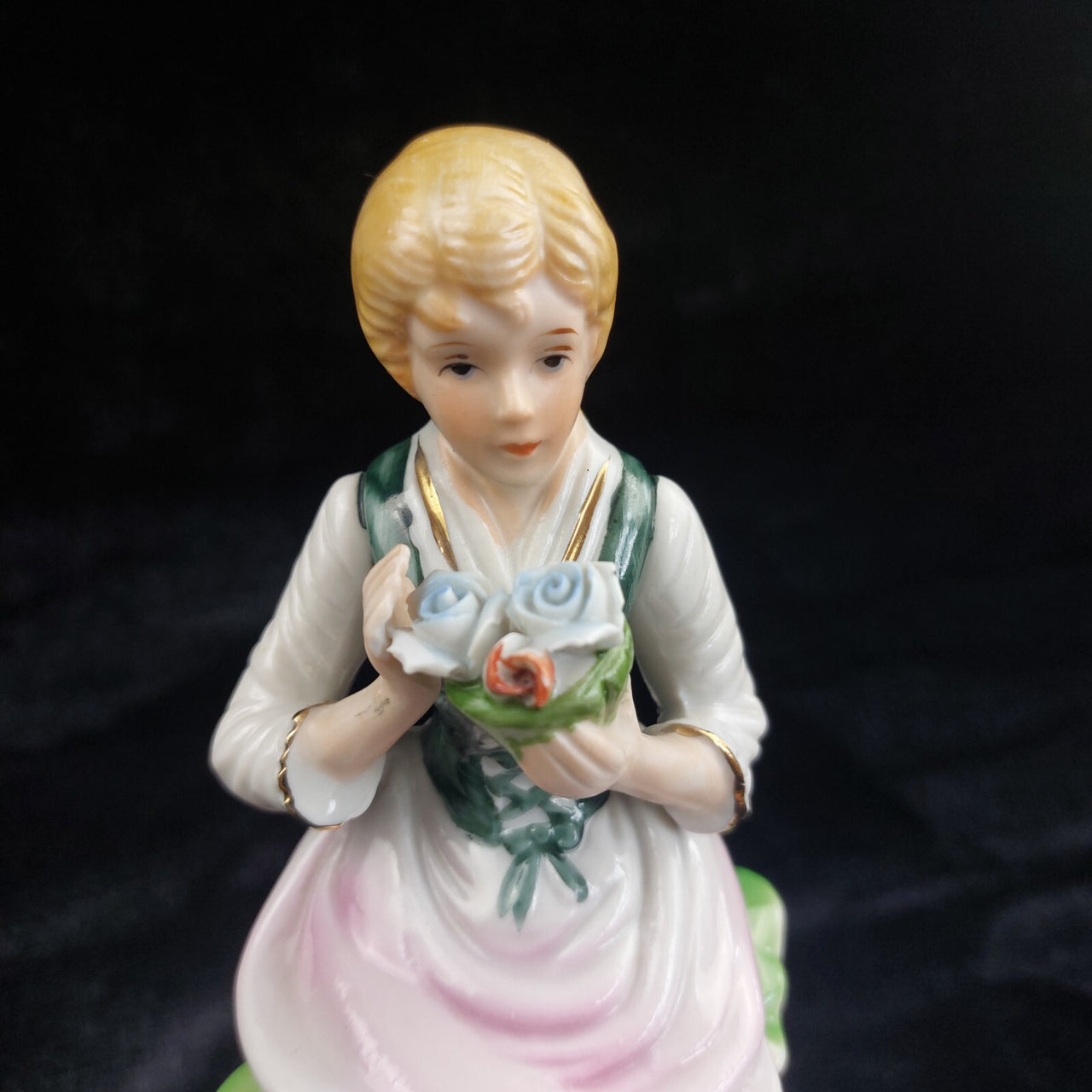 Capodimonte Porcelain Figurine Seated Girl Flowers Pink Yellow Gold 7.5in decor2