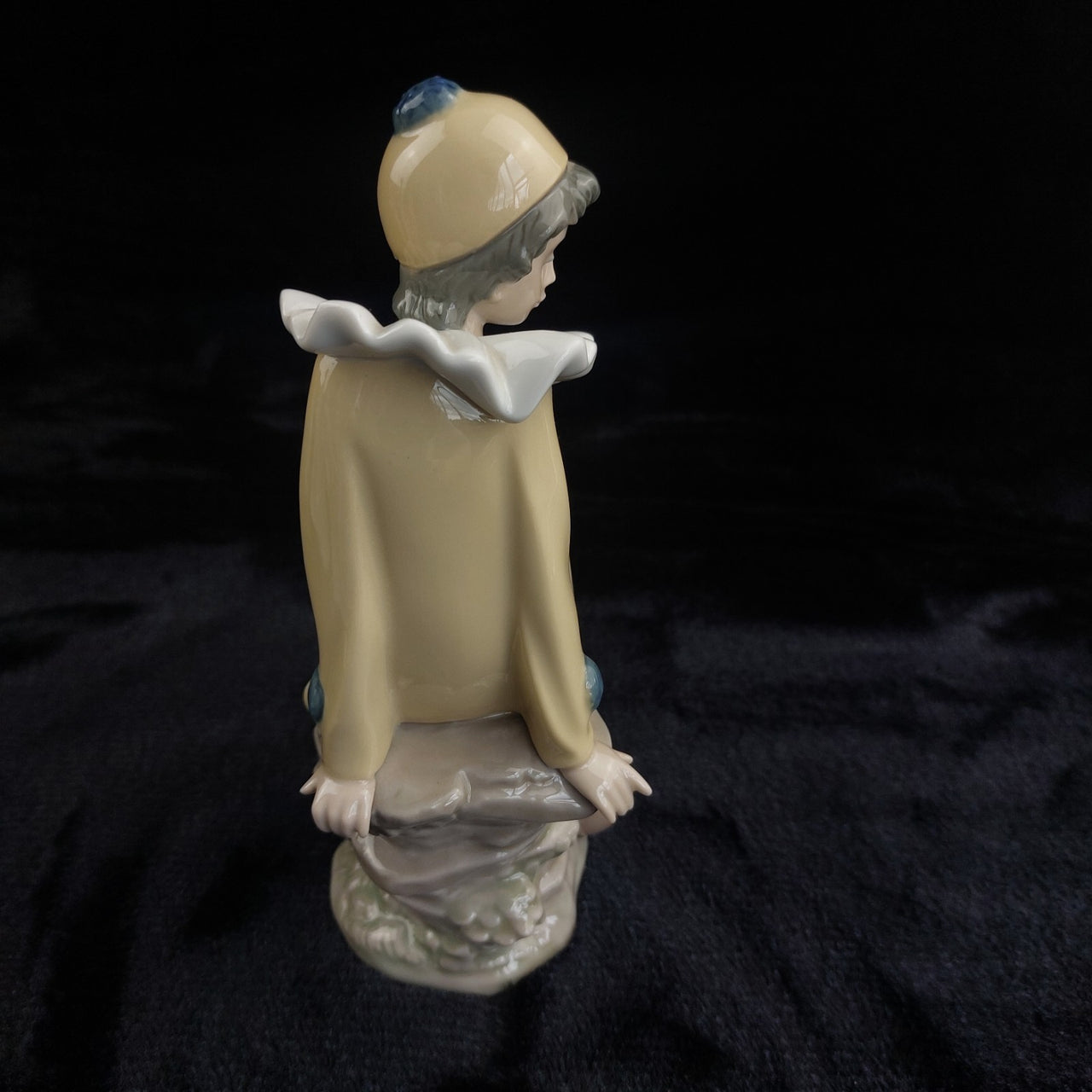RARE by NAO Lladro Pierrot Clown Figurine with Mandolin 1987 bookcase decor7