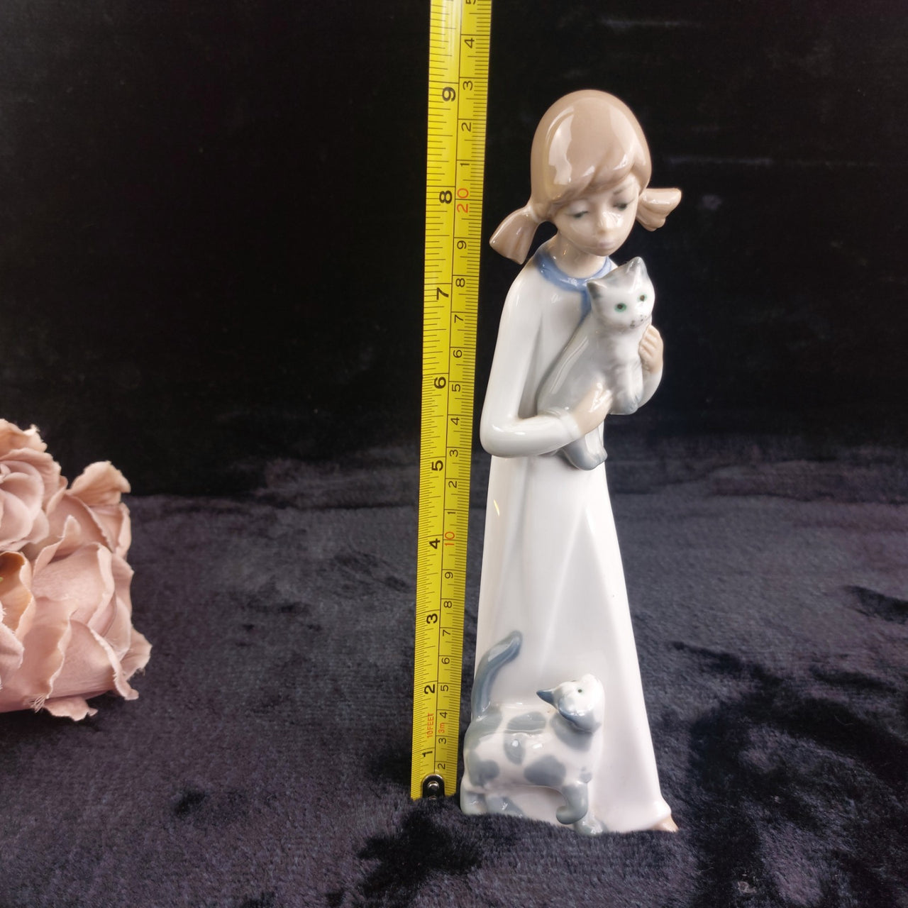 Casades Spain Girl Figurine 9" Holding Cat Porcelain Good Condition with Pet2