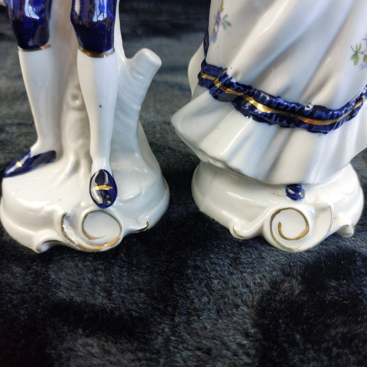 Style Dresden Figurine Pair 8.5" Blue White Gold Trim Chipped Porcelain musicia7