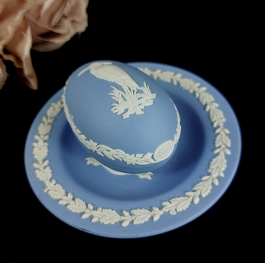 Wedgwood Jasperware White & Blue Collectible Egg with Dish 1978 Boxes/ Trinkets0