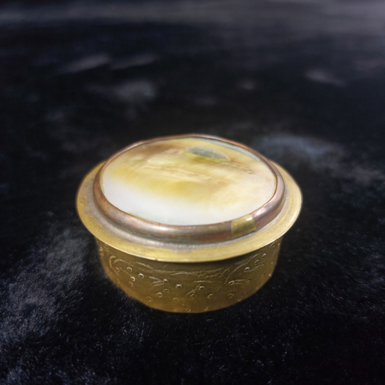 Vintage Brass & Agate Pill Box/Trinket – HandEngraved   Aged Patina9