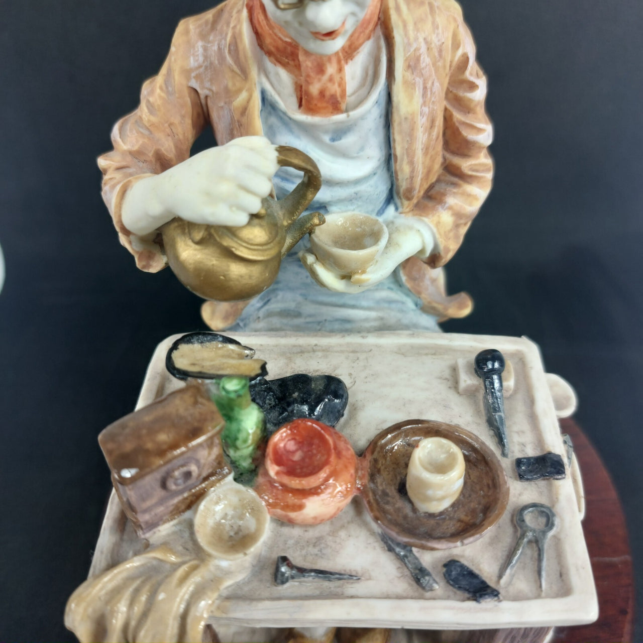 Leonardo Collection Figurine "The Tea Break" Porcelain Resin Presenting4