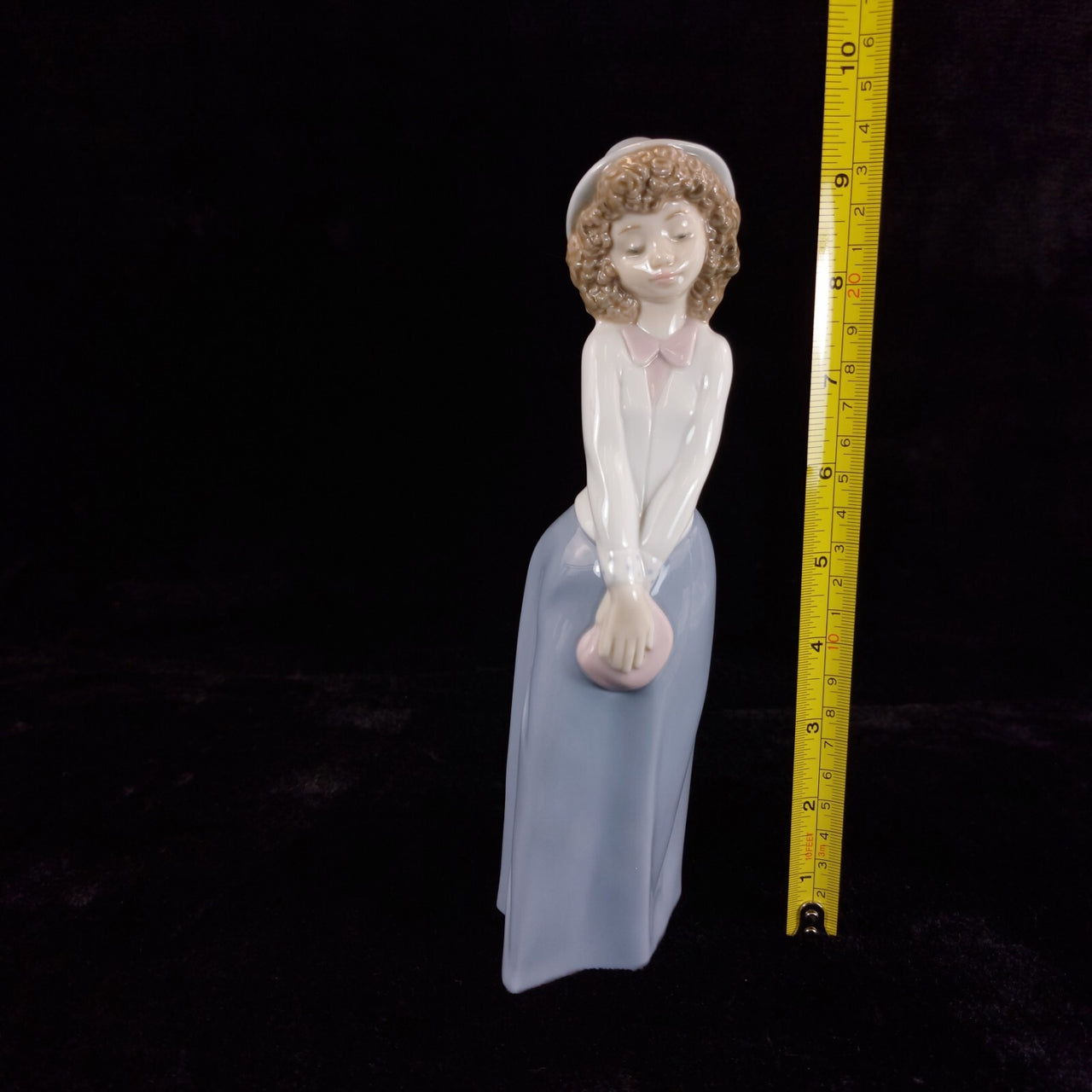 Nao Lladro by Figurine "Girl with Purse" Spainish Mint bookshelf fireplace decor1