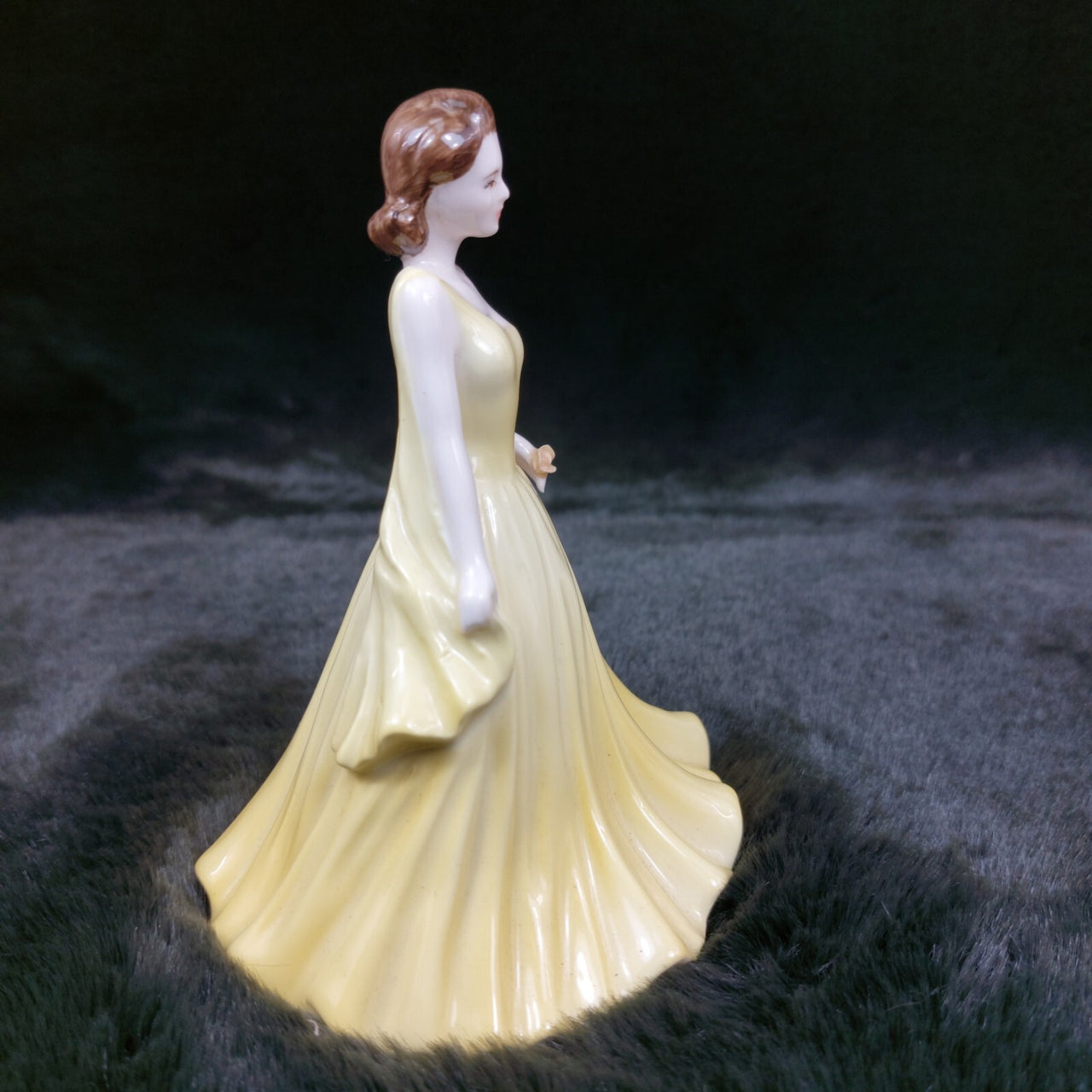 Porcelain Coalport stunning lady Figurine yellow - Cindy Mint collectable 10