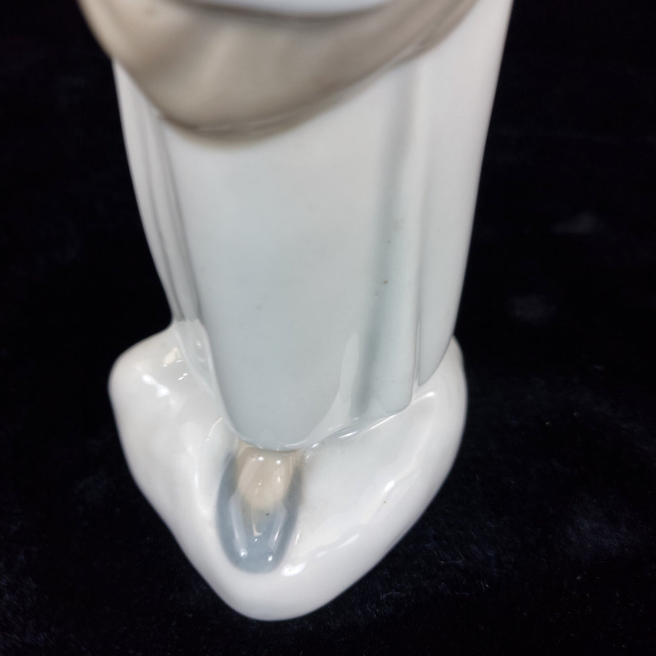 Porcelanas Penatal Figurine Woman with Goose from Segovia, Spain bookcase figure5