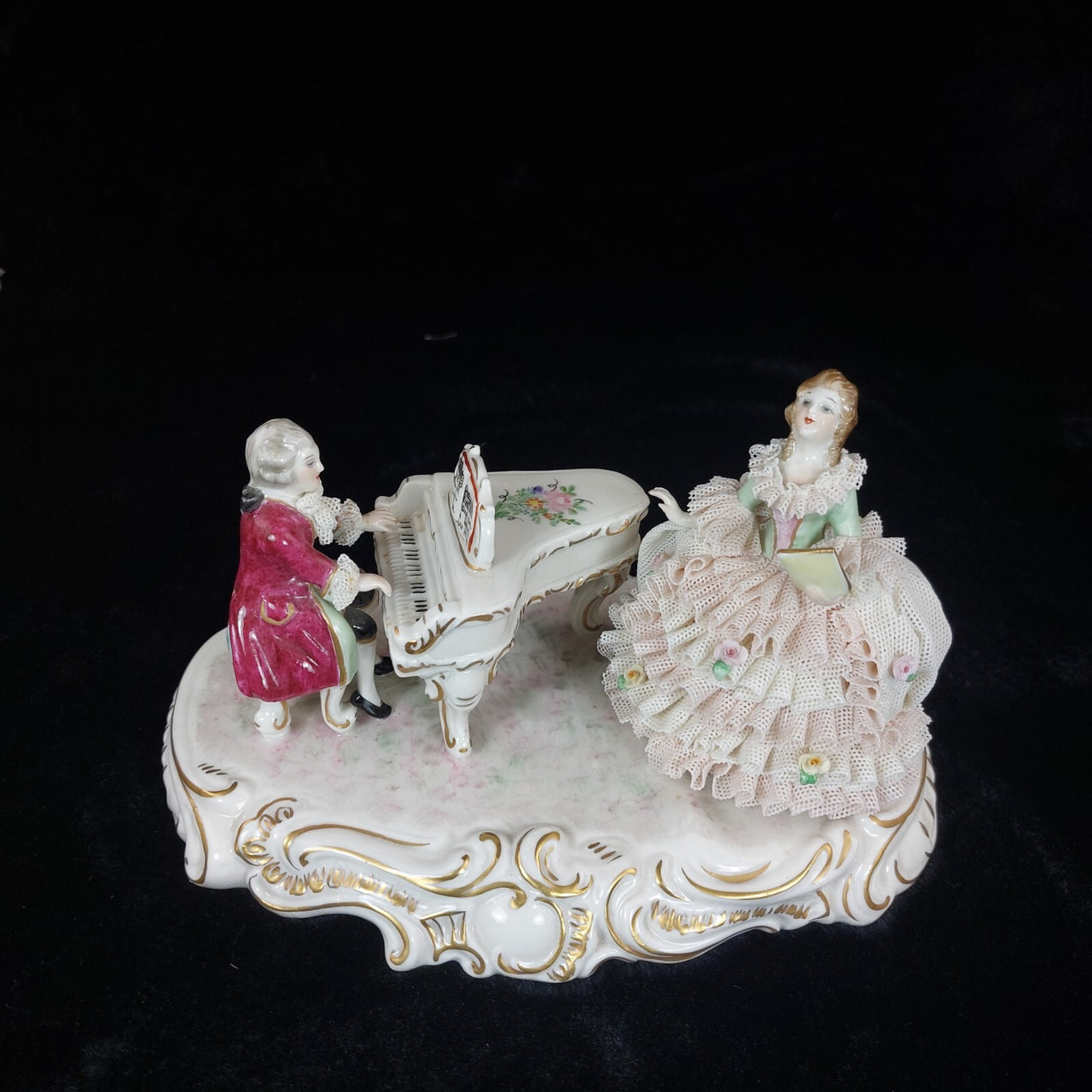 Dresden UNTERWEISSBACH Girl Singing and Musician Porcelain Lace Figurine Group.6