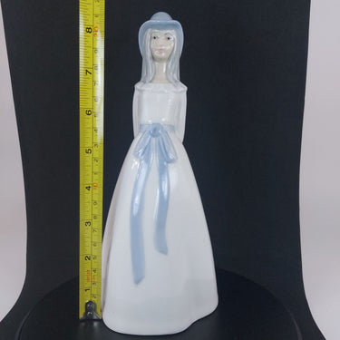 Collectable Porcelanas M. Requena Blue white porcelain Lady Figurine Spain Decor1