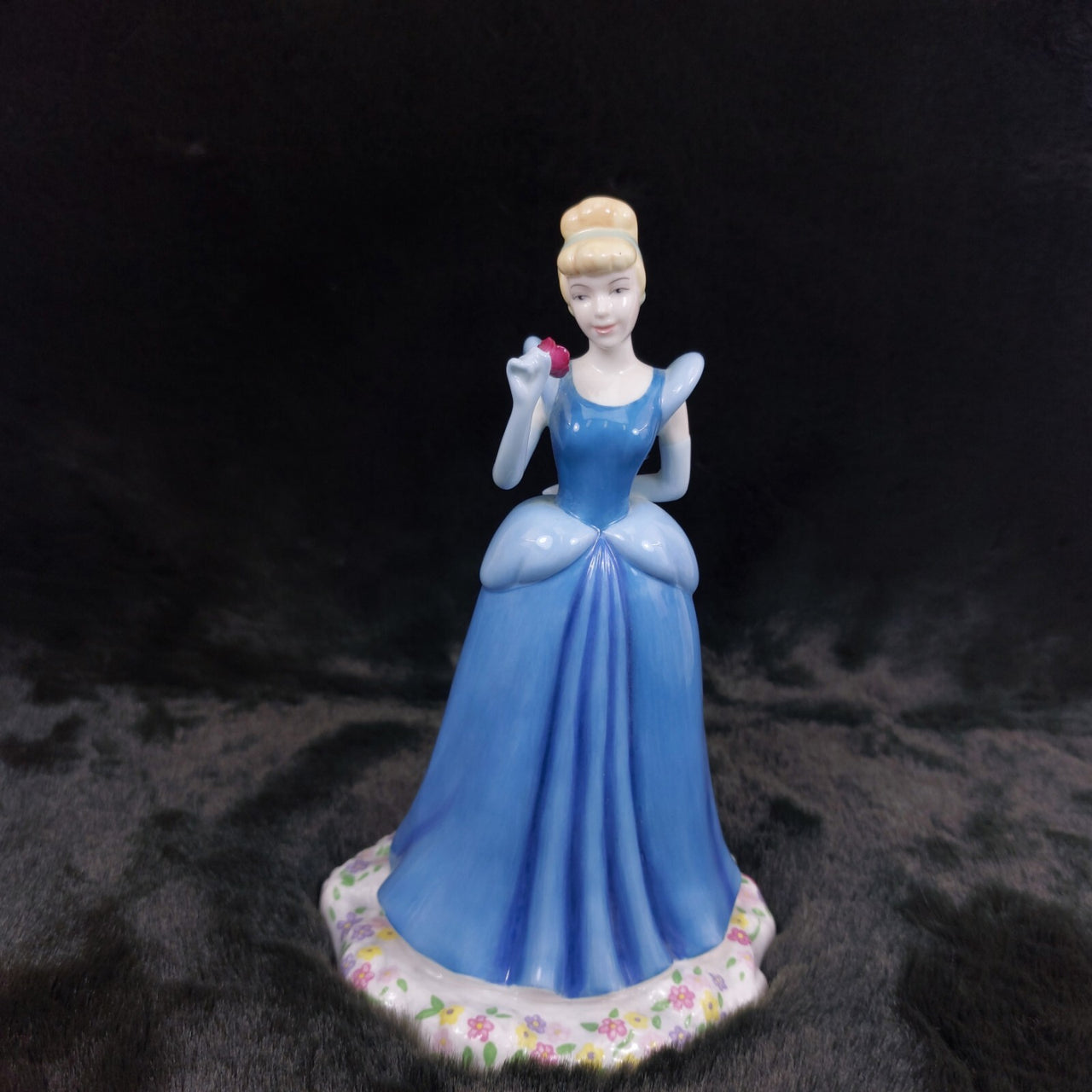 Royal Doulton Disney Cinderella Figurine with Original Box and Certificate 7.5"8