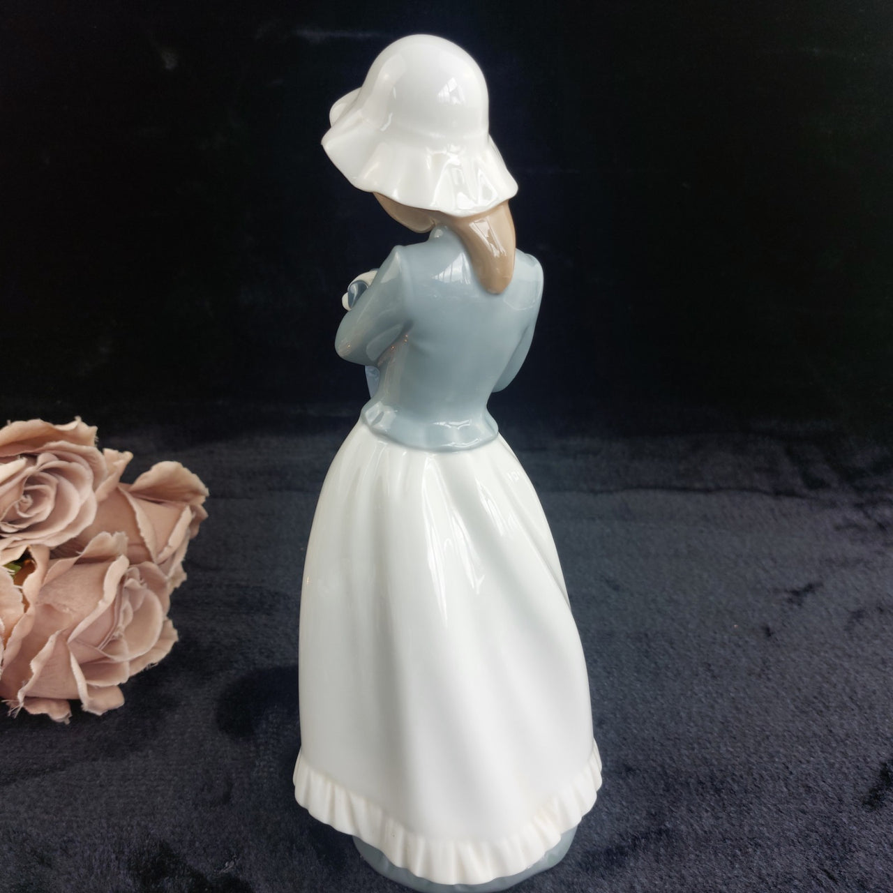 Nao by Lladro Girl lady Figurine 10in 1991 Lamb Bonnet Baby see hat decor Lladró6