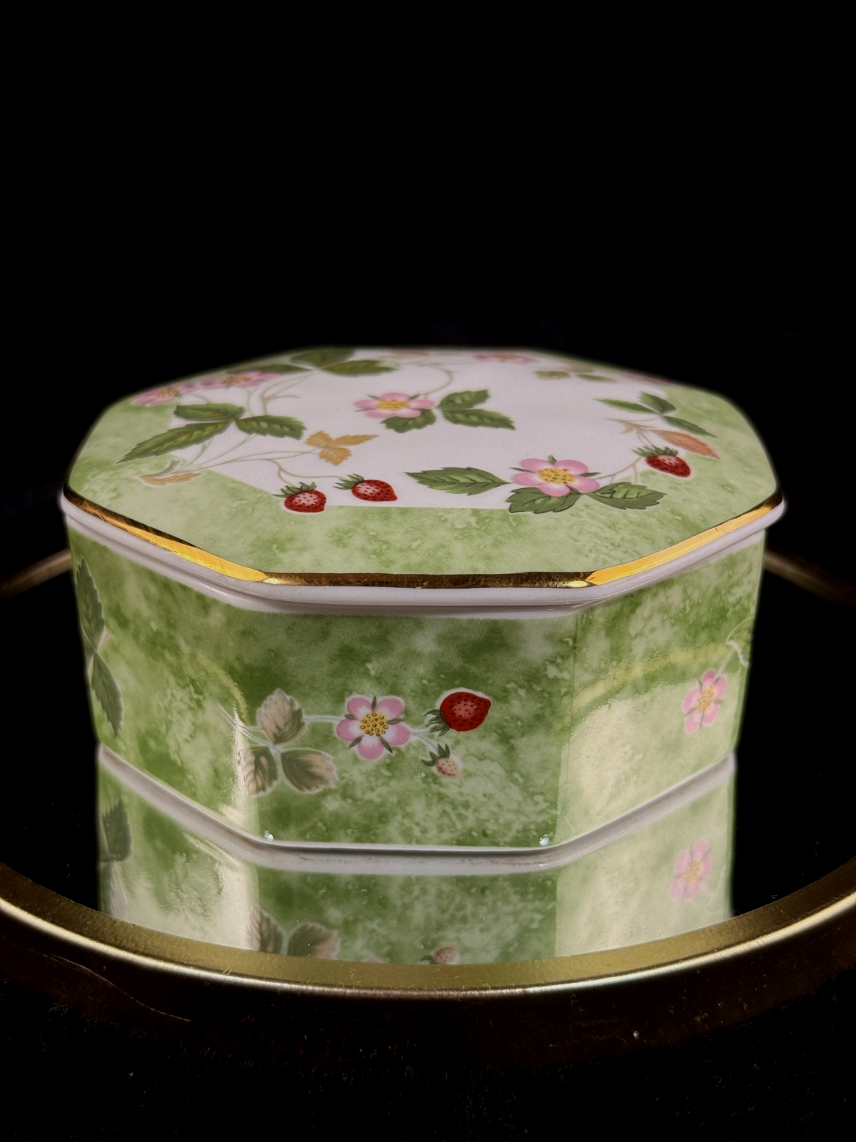 Wedgwood Wild Strawberry Octagonal Trinket Box Bone China Made in England Gold T6