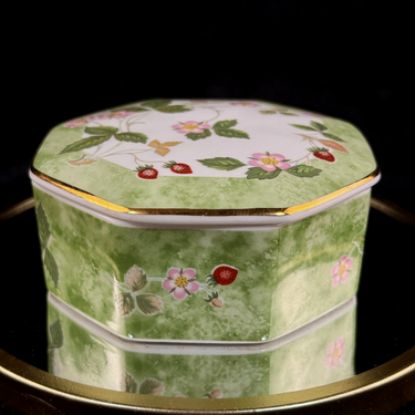 Wedgwood Wild Strawberry Octagonal Trinket Box Bone China England Gold decor1