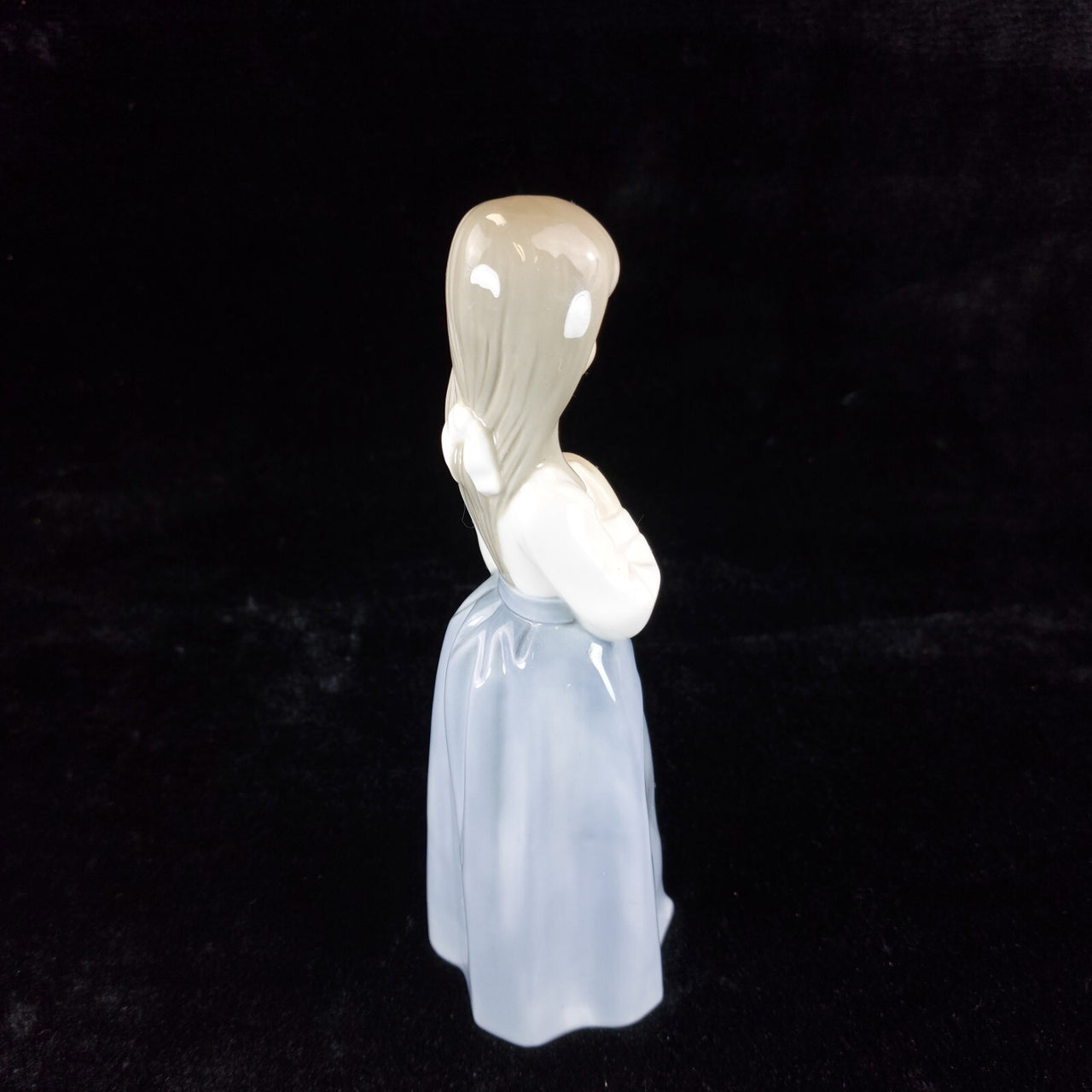 NAO by Lladró 'Girl in Prayer' Figurine (1990) girl with a ribbon bookcase figur4
