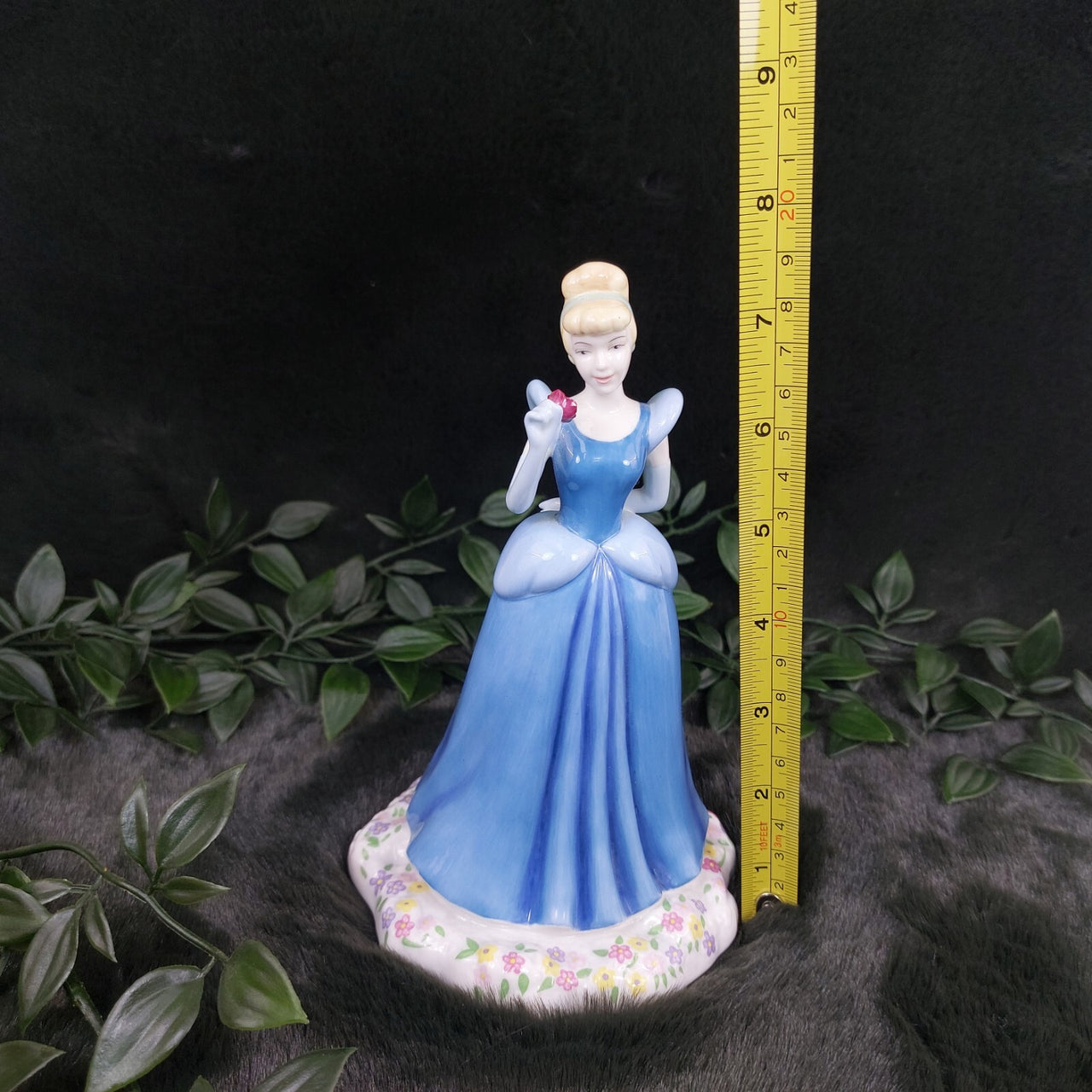 Royal Doulton Disney Cinderella Figurine with Original Box and Certificate 7.5"2