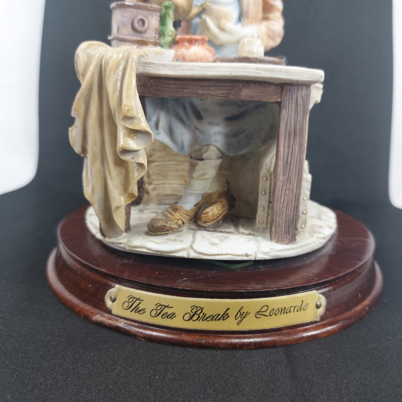Leonardo Collection Figurine "The Tea Break" Porcelain Resin Presenting10