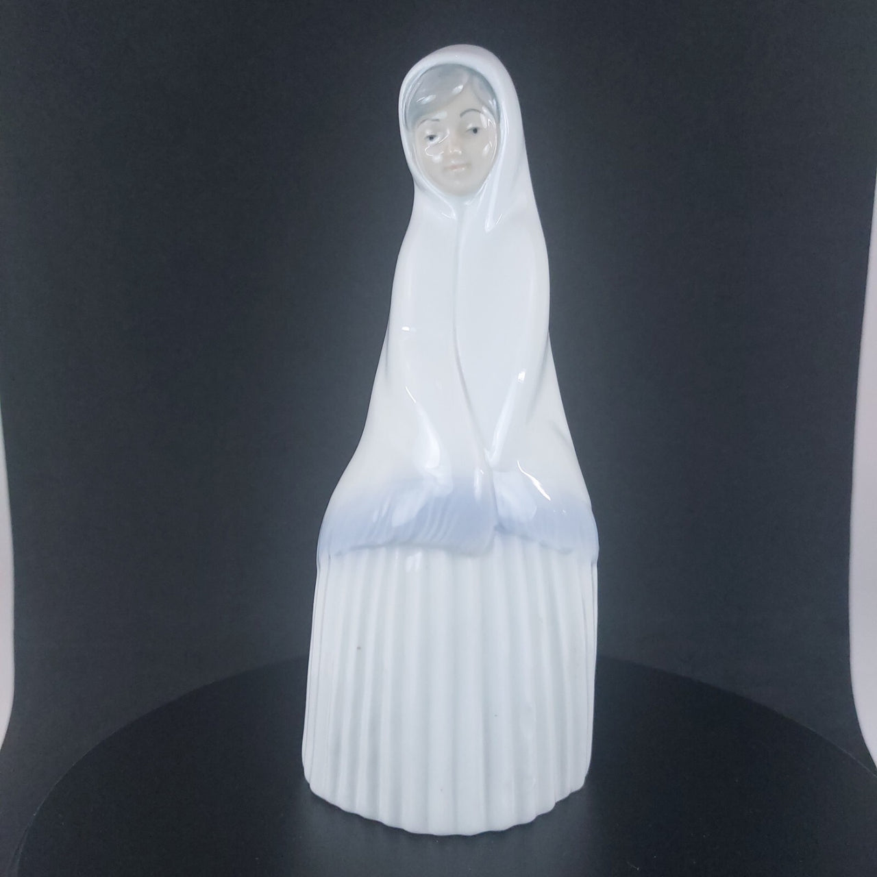 Miquel Requena Nun Figurine   Pristine White Porcelain, 6.5" chip on the skirt3