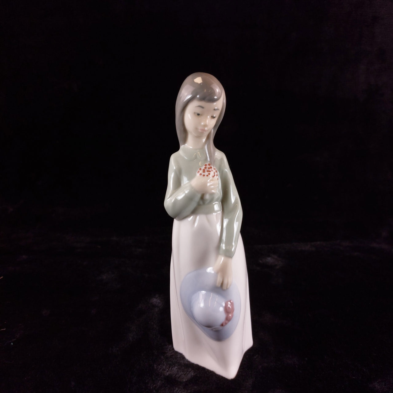 Beautiful NAO by Lladró Figurine Girl with Flowers and Hat bookcase (1990) figur1