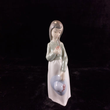Beautiful NAO by Lladró Figurine Girl with Flowers and Hat bookcase (1990) figur1