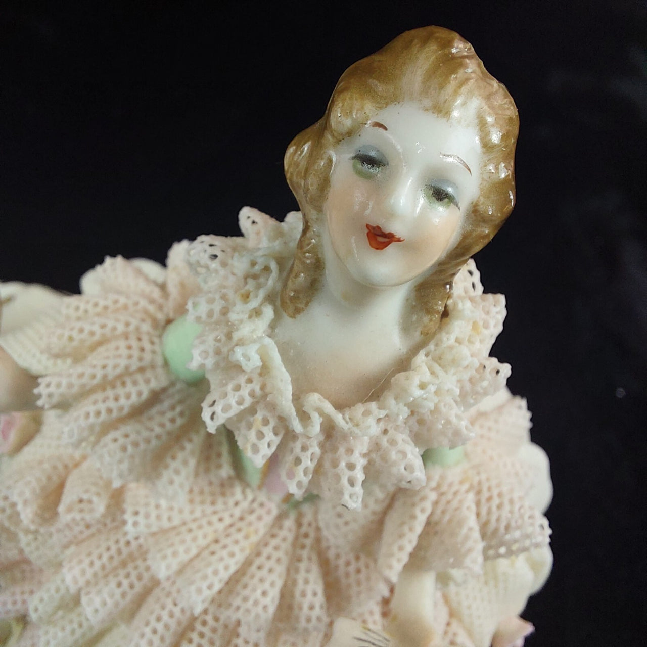 Dresden UNTERWEISSBACH Girl Singing and Musician Porcelain Lace Figurine Group.20