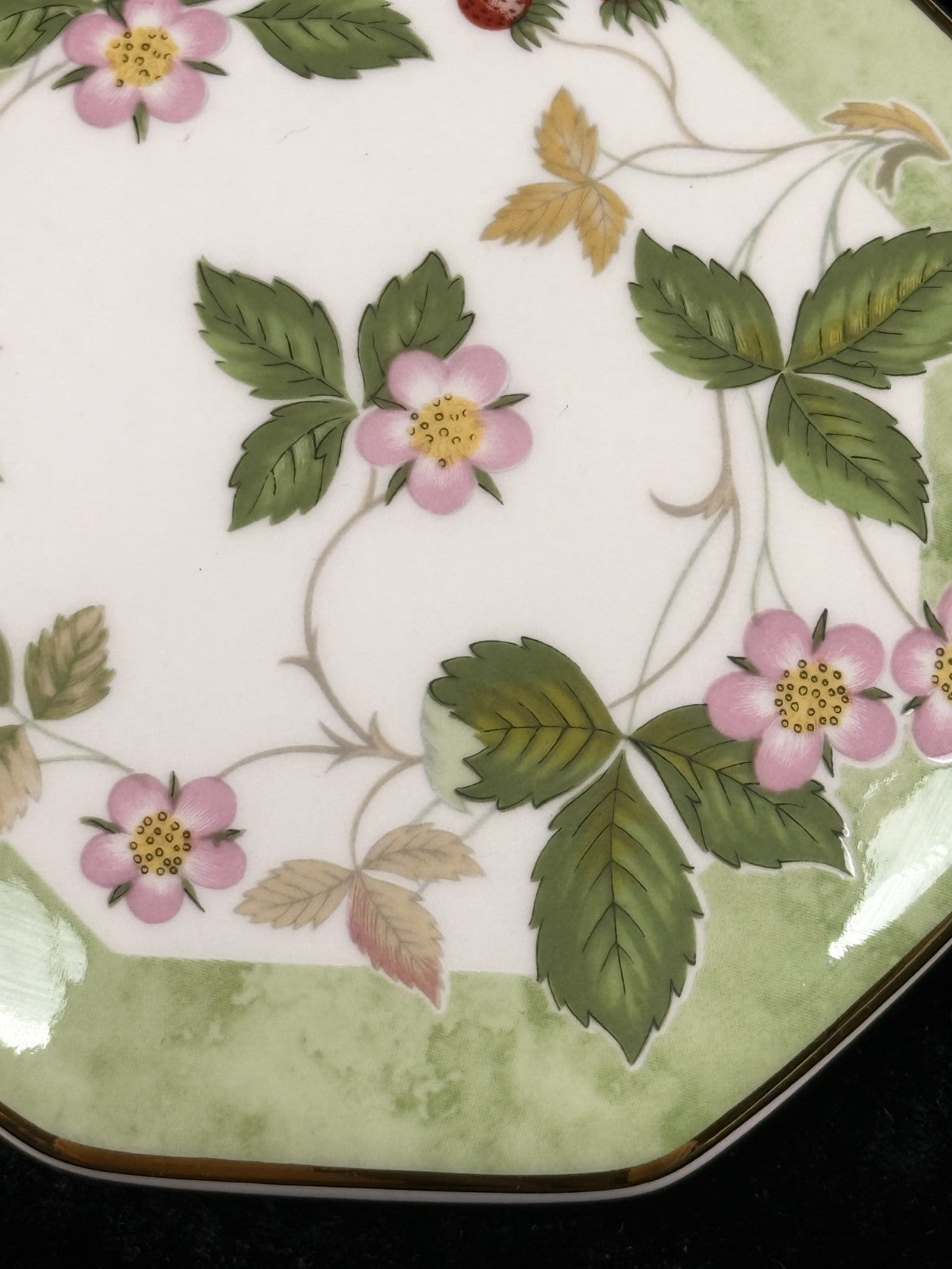 Wedgwood Wild Strawberry Octagonal Trinket Box Bone China Made in England Gold T14