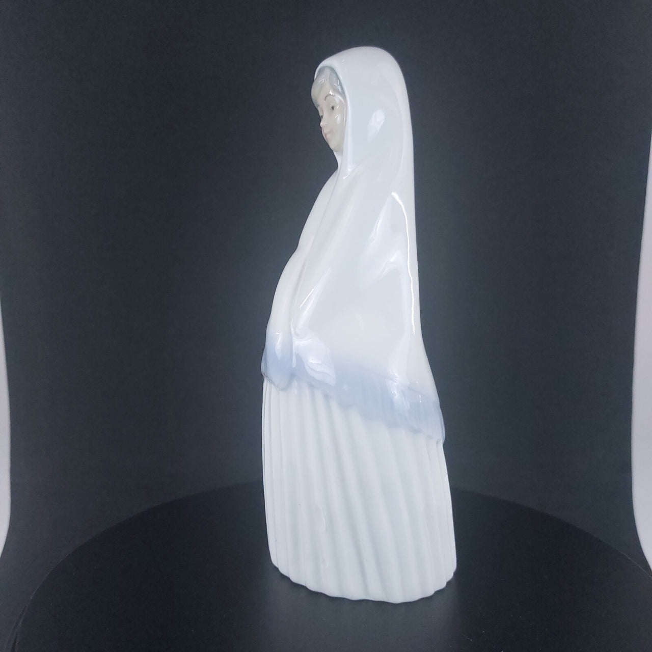 Requena Miquel Nun Figurine Pristine White Porcelain, 6.5" chip on the skirt dec8
