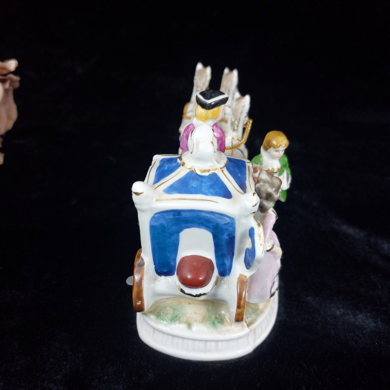 Porcelain horse- marriage proposal scene 70s Drawn Carriage Vintage Music Box.7