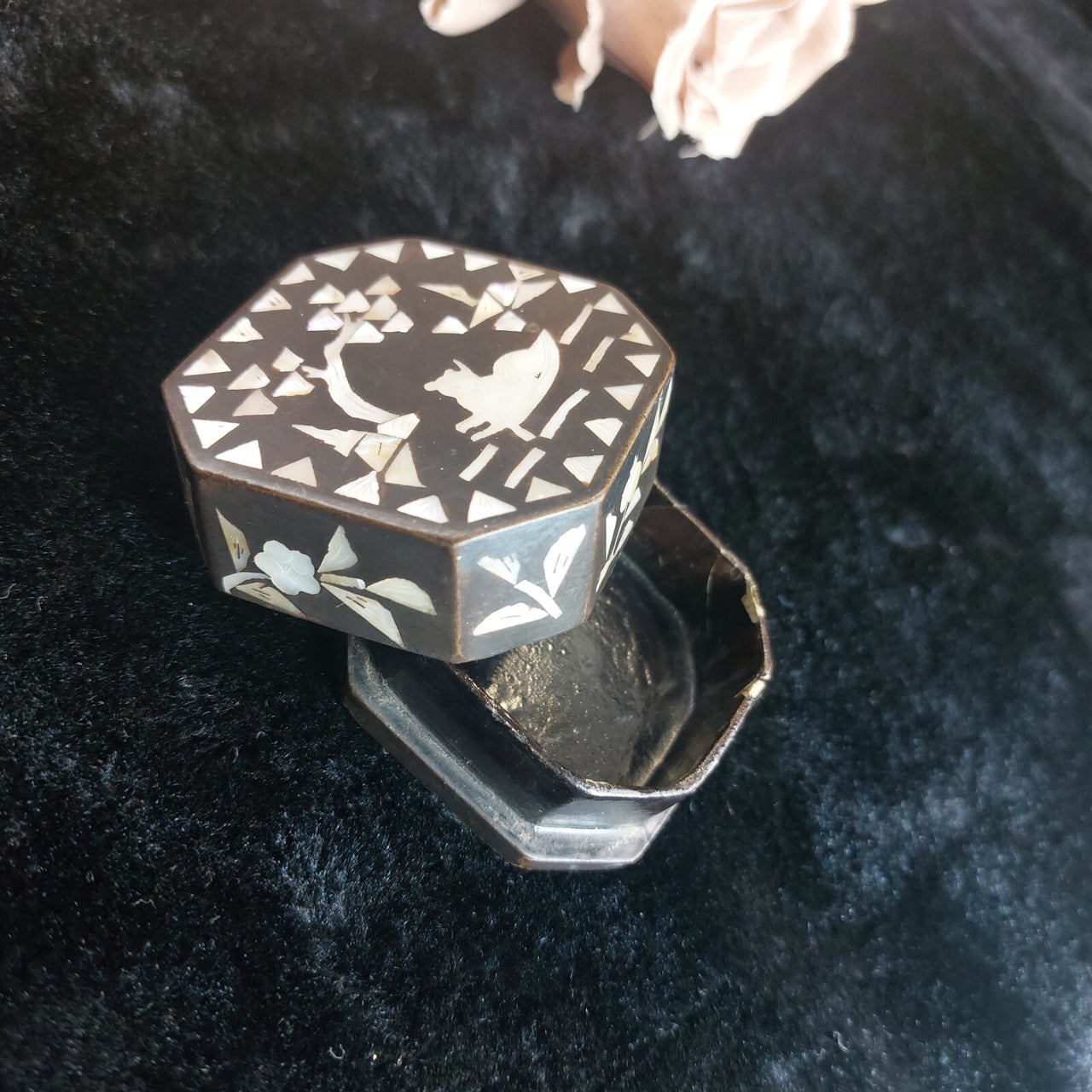 Antique Chinese Black Lacquer Trinket Box Octagonal with Mother of Pearl Inlay11