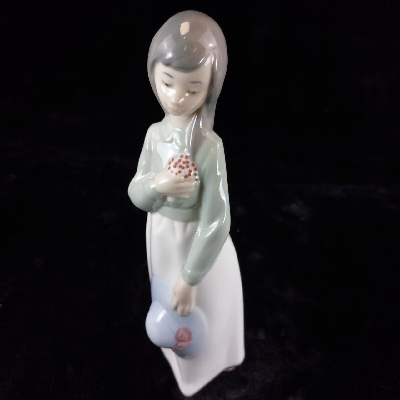 Beautiful NAO by Lladró Figurine Girl with Flowers and Hat bookcase (1990) figur8