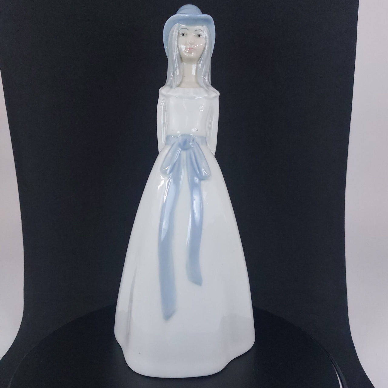 Porcelanas M. Requena Collectable Blue white porcelain Lady Figurine Spain Decor2