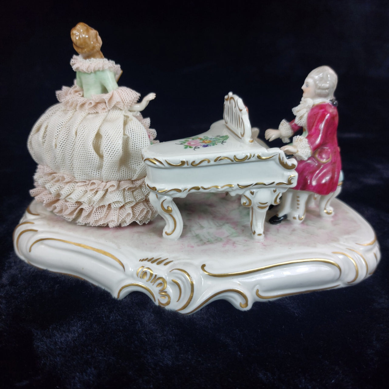 Dresden UNTERWEISSBACH Girl Singing and Musician Porcelain Lace Figurine Group.15