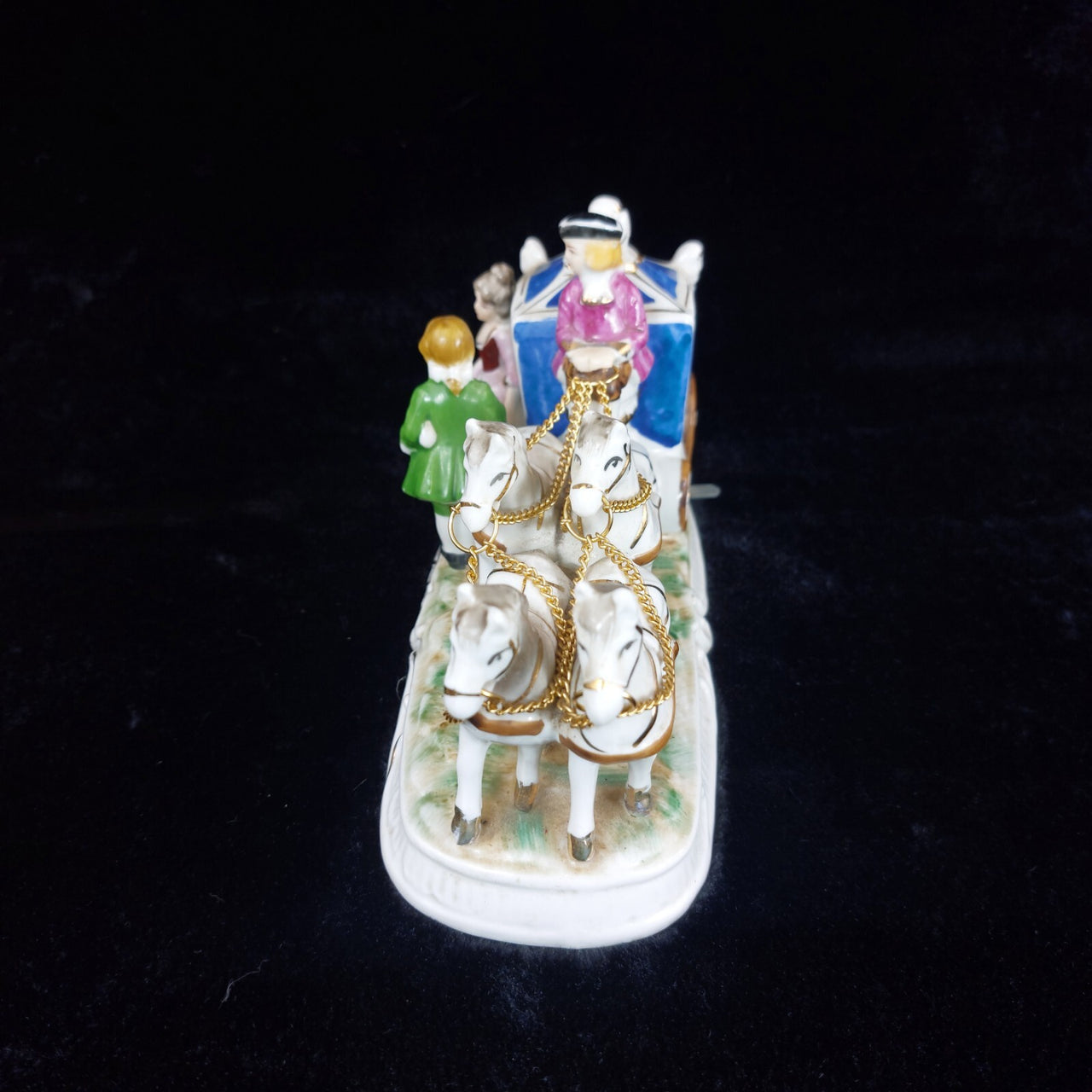 Porcelain horse- marriage proposal scene 70s Drawn Carriage Vintage Music Box.10